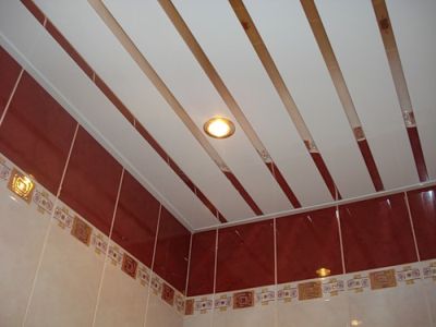 Потолок из реек или пластиковых панелей в ванной